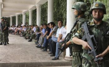 عناصر أمن في إقليم شينجيانغ حيث أقلية الأويغور - أرشيفية
